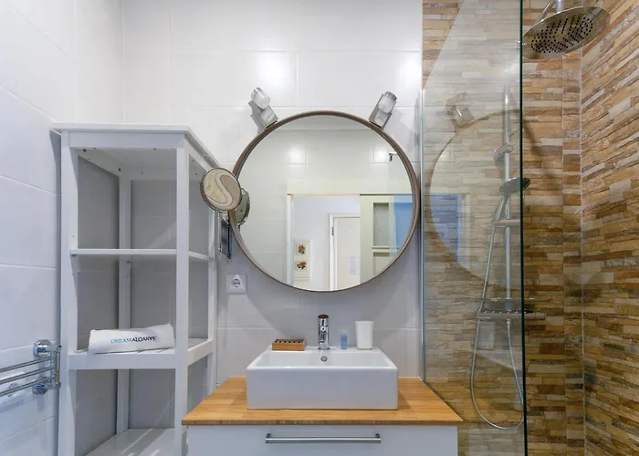 B07 - Maria Vitoria In Center * Lagos