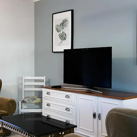 B07 - Maria Vitoria In Center *